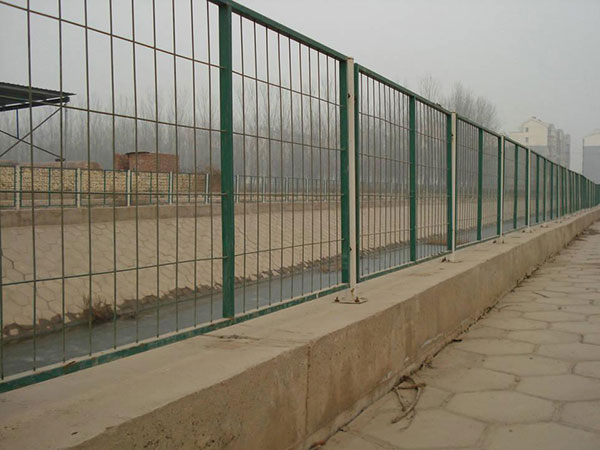 高速公路护栏图片3