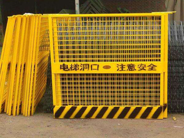 电梯安全防护门图片2